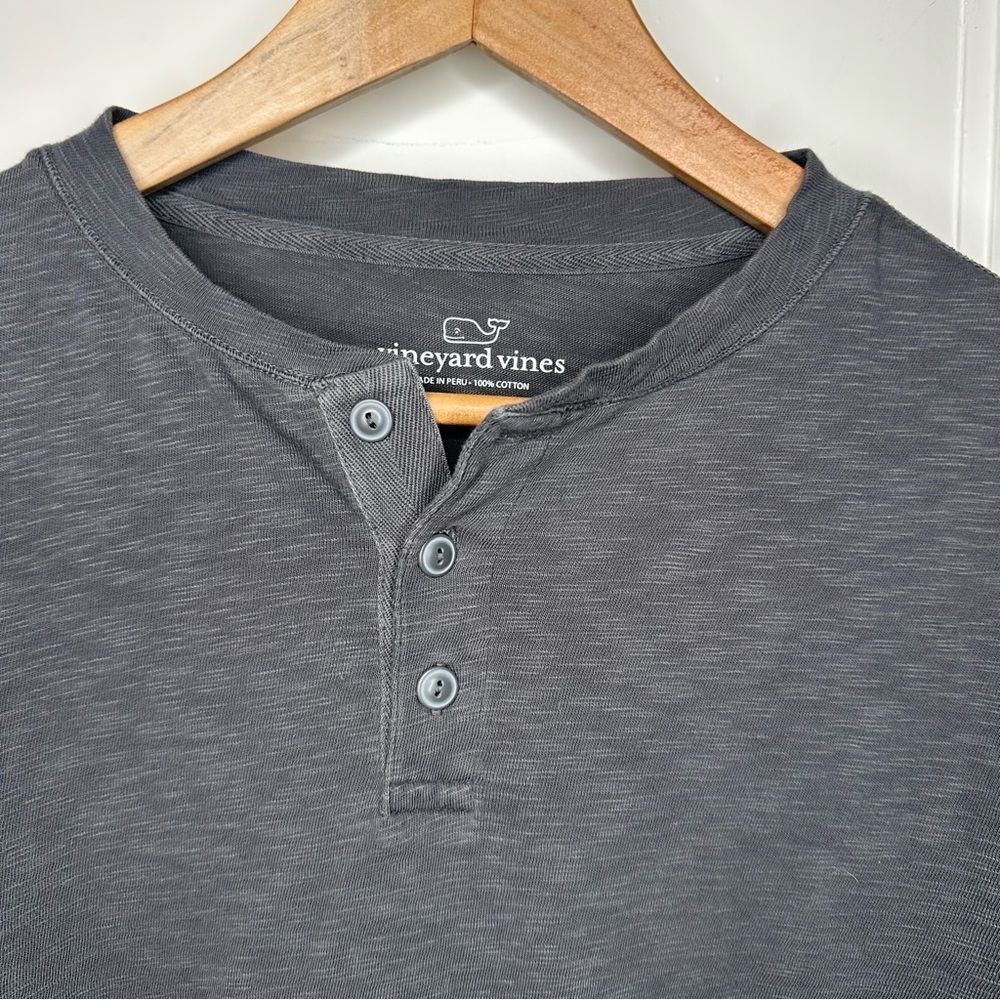 Vineyard Vines Men's Dark Gray Long Sleeve Henley small three button - Picture 2 of 7